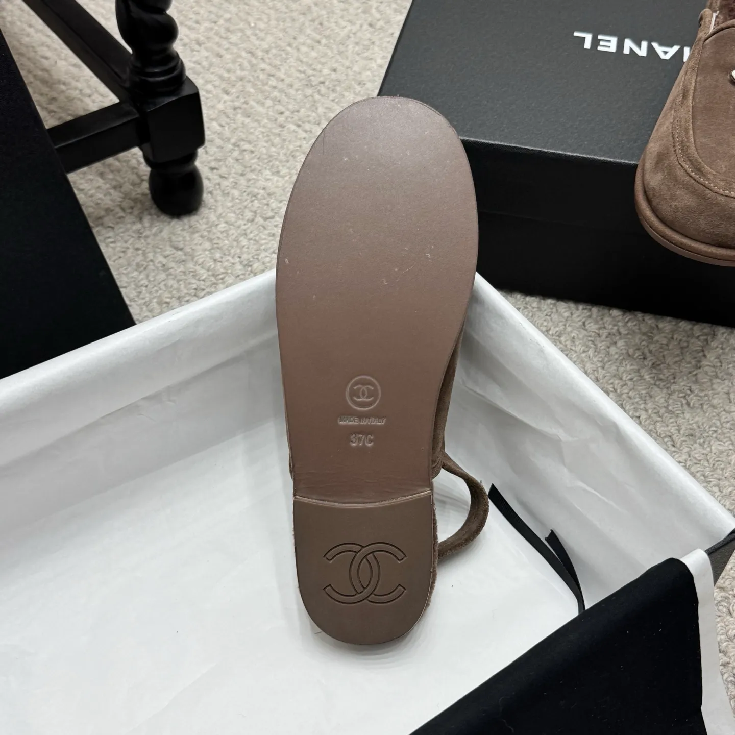 👟👟Ex-factory price 600👟👟 Classic model 🇨🇳ChaneL 25K Teddy fur loafers Simple and high-end design, super versatile! Double C logo embellishment! Imported suede has the texture of natural animal leather visible to the naked eye! The top version is stress-free when entering and exiting the cabinet. It has a bookish texture on the feet and feels great on the feet. Versatile item. ✅Upper: Customized imported suede. ✅Inner lining: imported lamb wool. ✅Outsole: imported genuine leather. ✅Size: 35-40. ✅Comes with a full set of packaging.